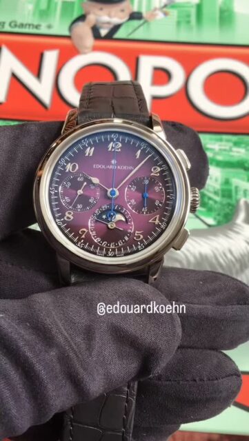 @edouardkoehn 🇨🇭 the Legacy Moonphase “Amythest” Limited Edition. Edouard Koehn Legacy Moonphase in 40mm high polished stainless steel case with a fantastic, brilliant purple gradient dial💜 The chronograph features running seconds, 30 minute counter, and a calendar with the phases of the moon. A classic with flare💜
A charcoal grey alligator strap is complimented with a matching purple alligator lining, finished with a folding buckle. A perfect watch to begin 2026 with majestic color of kings. Brought to you by @totallyworth & @martinpulli . Exclusively @martinpulli 🇺🇸 #edouardkoehn #martinpulli #chronograph #chronographs